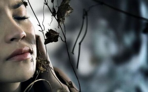 Девушка отчаянно вздыхает