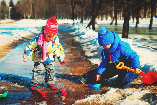 Дети пускают кораблики весной