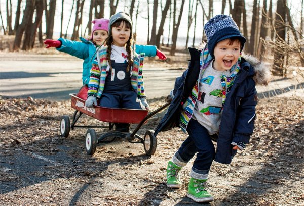 Дети на прогулке