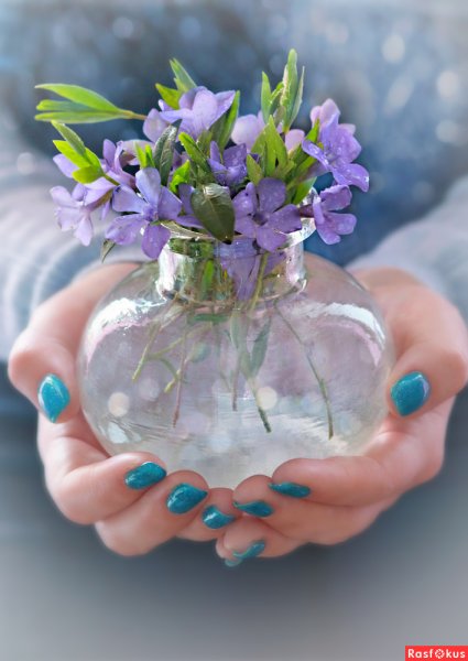 Весенние цветы в ладонях