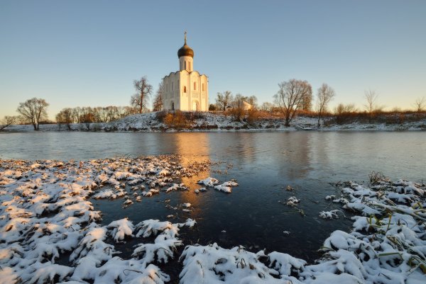 Православный храм весной