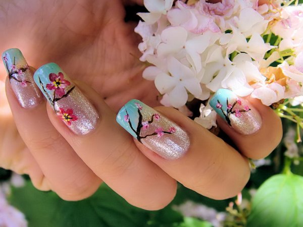 Весенний маникюр с цветами