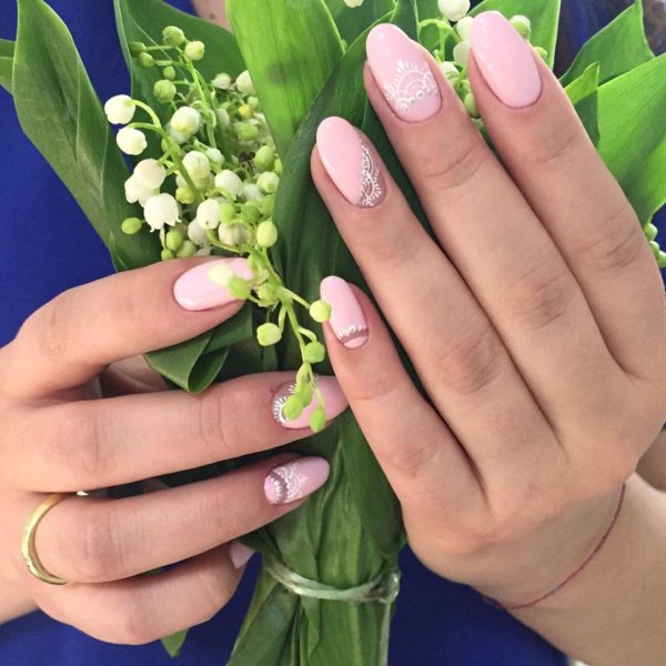 Маникюр с ландышами