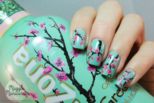 Рисуем сакуру на ногтях