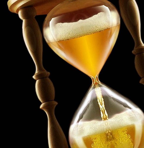 Бокал пива сверху