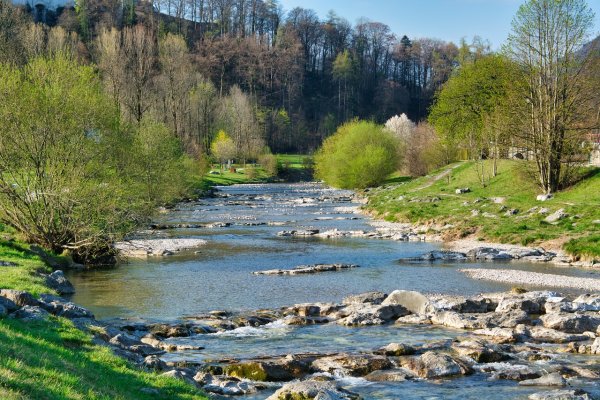 Река весной