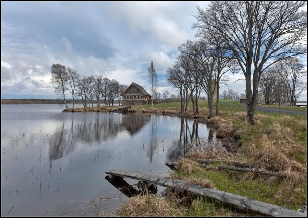 Деревенский домик весной