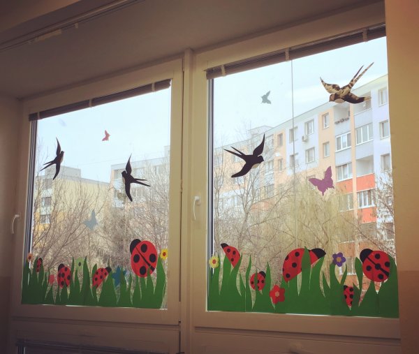 Украшение окон весной в детском саду