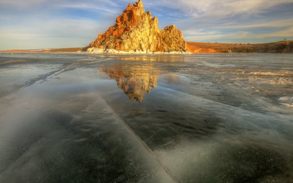 Скала Шаманка на острове Ольхон