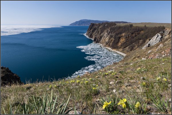 Озеро Байкал весной