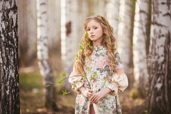 Девушка в платье на ветру