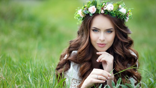 Девушка в сарафане