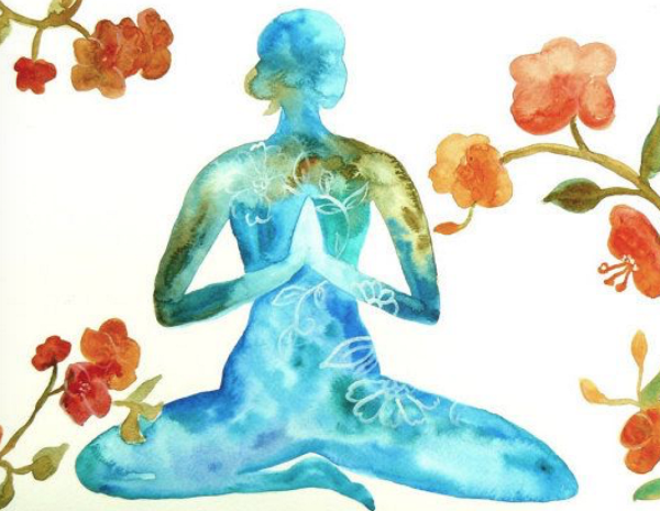 Девушка занимается йогой