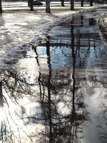 Весенние лужи в городе