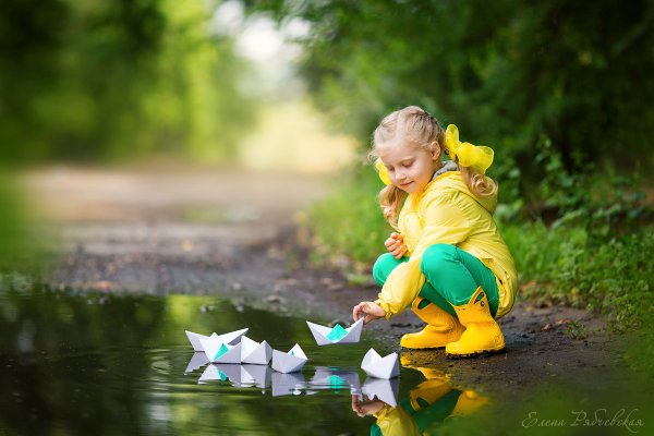 Дети пускают бумажные кораблики