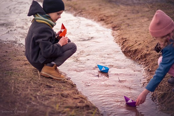 Дети запускают кораблики