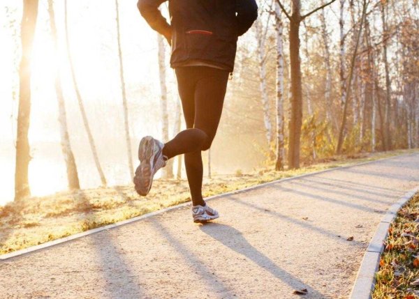 Девушка на пробежке со спины