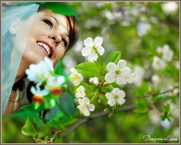 Дети в цветущем саду