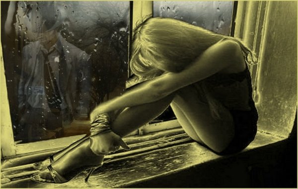 Девушка плачет у окна