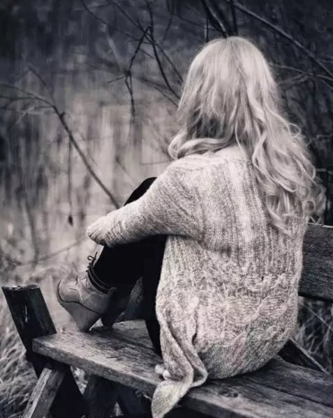 Грустная блондинка