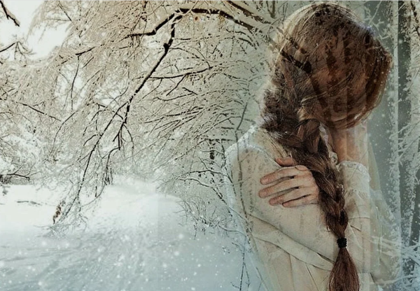 Девушка под снегом