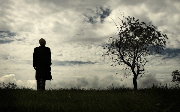 Красивая одинокая девушка