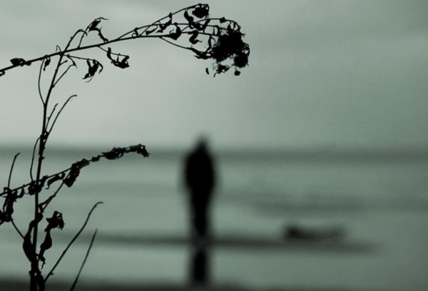 Одинокая женщина на скамейке