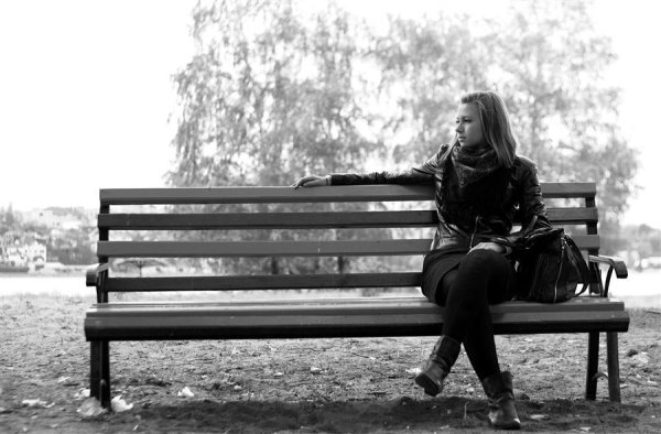 Девушка печальная на природе