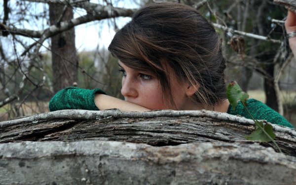 Грустная девушка вечер