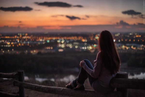 Женщина на скамейке со спины