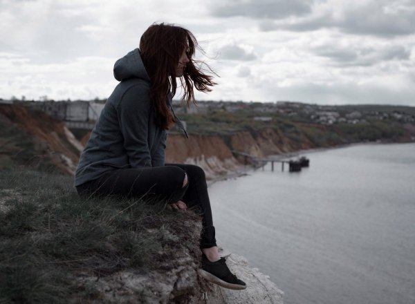 Девушка зимой со спины