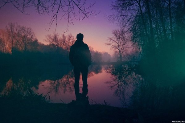 Девушка с короткими волосами со спины