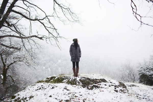 Девушка грустит со спины