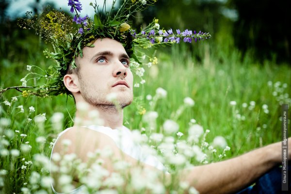 Парень в венке