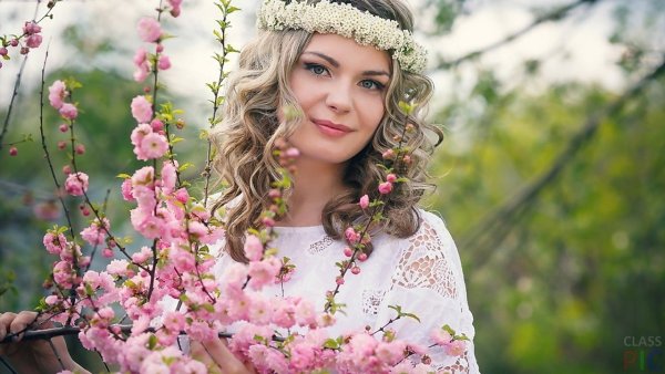 Девушка в яблоневом саду