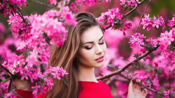 Девушка с весенними цветами