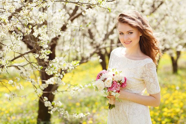 Девушка с весенними цветами