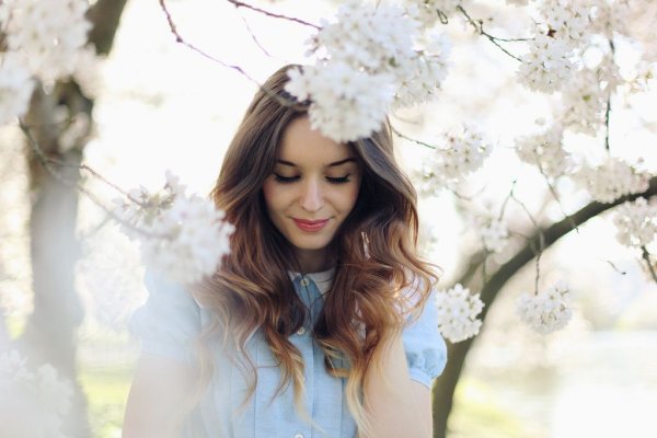 Девушка среди берез