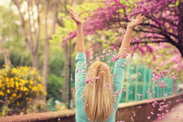 Позитивная девушка Весна