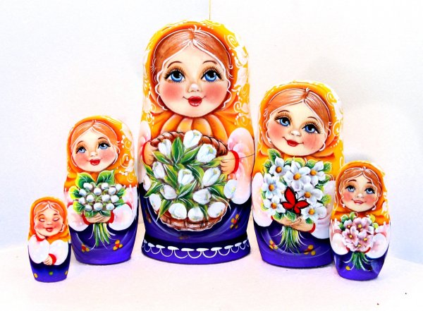 Матрешка на прозрачном фоне