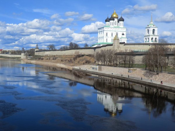 Псковский Кремль Псков Весна цветы