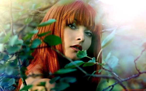 Рыжие девушки с зелеными глазами