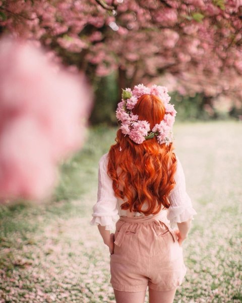 Рыжая девушка в цветах