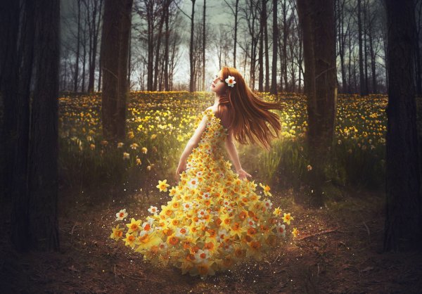 Девушка в желтом лесу