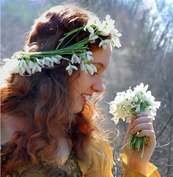 Девочка с подснежниками