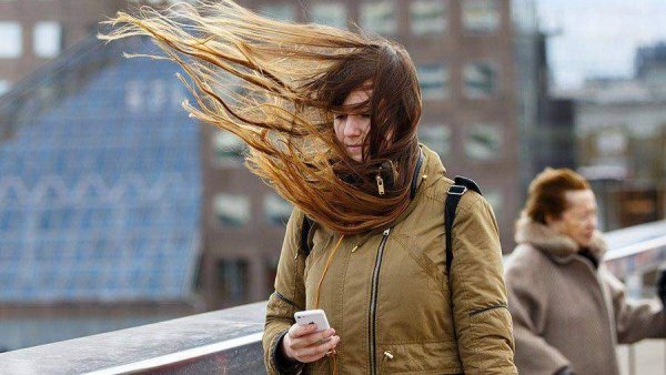 Девушка и сильный ветер