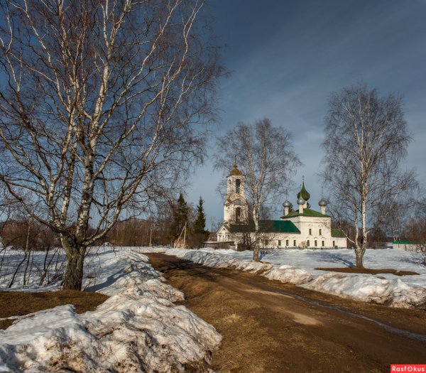 Весенний пейзаж с рекой