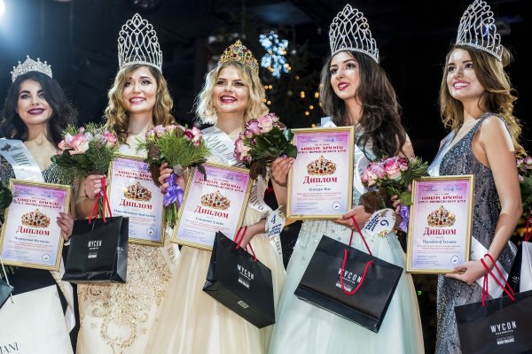 Девушка в венке