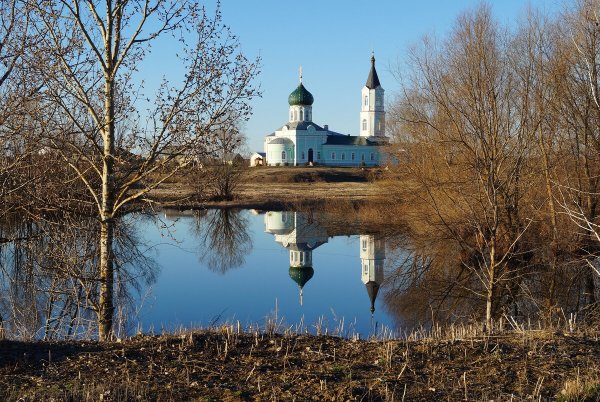 Православный храм весной
