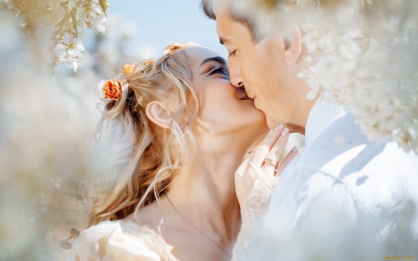 Блондинка зелёные глаза и ромашки